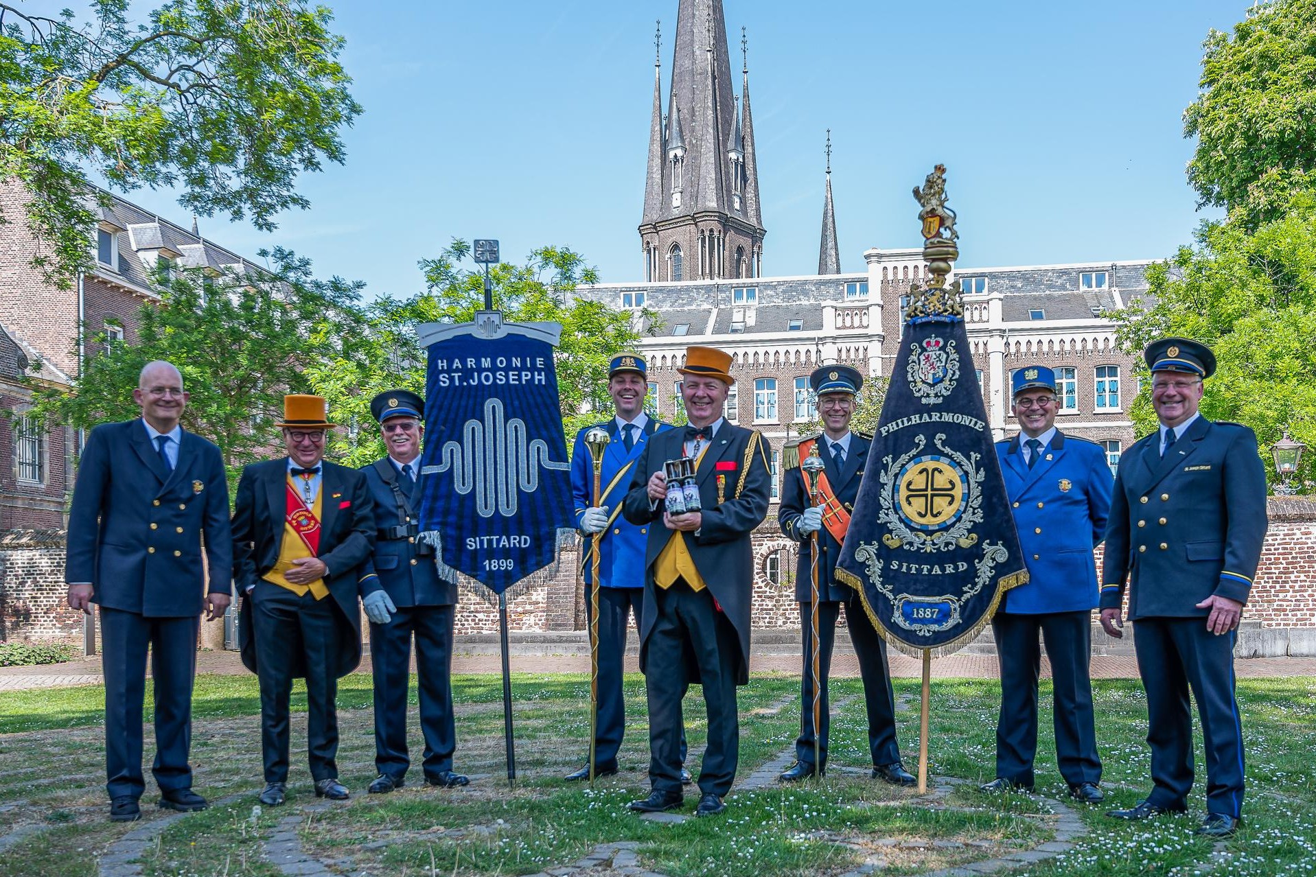 De Mander uit Sittard proost dit jaar op de jeugdleden van de Phil en de Paek